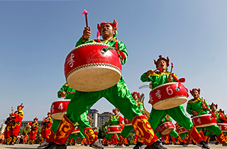 山西襄汾：威风锣鼓大赛 点燃夏日激情